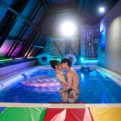 妻の大親友がナイトプールで逆NTR『脱いだらモデル級のビキニ姿に興奮して勃起しているのがバレて…笑顔の誘惑に我慢できず何度も浮気中出ししちゃいました。』 三葉ちはる-6