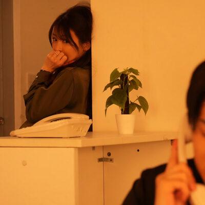 人妻秘書　机の下の密かなクンニ情事—。 小沢菜穂-6