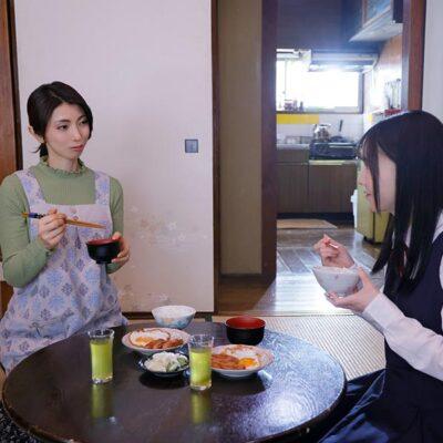 「今月も追い出されずに済みました…。」家賃7万、中出し1回1万円。中年大家いいなり母娘。 宮上唯依花/美ノ嶋めぐり-1