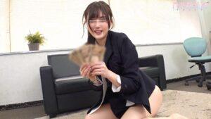 『大手企業の内定が目標の就活女子大生限定！ チ〇ポを咥えながらジョボジュボ面接トレーニング！』フレッシュな就活JDが喉奥チン凸されまくる！お口を精子まみれにされながらデカチンにハメられスーツを着たまま中出し連続絶頂!!!【街角素人モニタリング♯さな♯21歳】-10