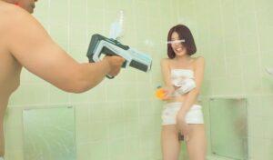 紙が溶けて大事なところが露わに！？相手の陰部をさらけ出せ！絶対に負けられない水鉄砲対決！　参加女性10名 配信限定Vol.01-14