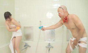 紙が溶けて大事なところが露わに！？相手の陰部をさらけ出せ！絶対に負けられない水鉄砲対決！　参加女性10名 配信限定Vol.02-9