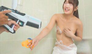 紙が溶けて大事なところが露わに！？相手の陰部をさらけ出せ！絶対に負けられない水鉄砲対決！　参加女性20名-1