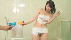 紙が溶けて大事なところが露わに！？相手の陰部をさらけ出せ！絶対に負けられない水鉄砲対決！　参加女性20名-12