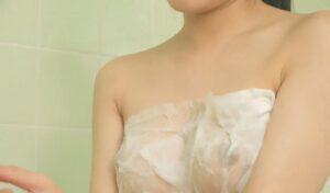 紙が溶けて大事なところが露わに！？相手の陰部をさらけ出せ！絶対に負けられない水鉄砲対決！　参加女性20名-2