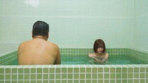 学生寮で2人きり 女子学生と中年管理人が過ごした年末年始 若い身体に衝動が抑えられず・・・一晩中ヤリまくった年越しイラマチオ　小松本果-5