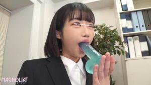 『大手企業の内定が目標の就活女子大生限定！ チ〇ポを咥えながらジョボジュボ面接トレーニング！』スタイル抜群な清楚JDが喉奥チン凸されまくる！お口とスーツを精子まみれにされながらデカチン生ハメに即堕ち連続ガチ絶頂!!!【街角素人モニタリング♯みお♯21歳】-2