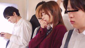 「ねぇ、バレないように触って」先に太腿に触れたのは俺。別クラスで気になってた彼女は手を払わず袖をきゅっと掴んで足を寄せ手を内ももへ誘う。人混みに紛れてイジリまくった末に…二人とも頬を赤くしたまま朝ラッシュ密着SEX北岡果林-2