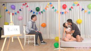 『仲良し夫婦限定!壁穴から顔を出したまま身体にイタズラを受けて連想ゲーム!』年下美人妻が挑戦!旦那に見えない壁の向こうでは知らない男に手マンされて潮吹き!?パイパンマ●コに全力ピストンどっぷり連続中出し!!【街角素人モニタリング♯なつき♯26歳】-4