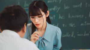 高嶺の花だと思っていたさくらせんせいは…実はおチ〇ポ調●が趣味のド変態だった！誰かが近くにいる状況で密着囁き罵倒で男の反応を楽しみチ〇ポがバカになるくらい何回も射精させて弄ぶ！　胡桃さくら-1