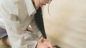高嶺の花だと思っていたさくらせんせいは…実はおチ〇ポ調●が趣味のド変態だった！誰かが近くにいる状況で密着囁き罵倒で男の反応を楽しみチ〇ポがバカになるくらい何回も射精させて弄ぶ！　胡桃さくら-5