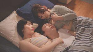 壁が近いし胸も近い！激狭ワンルームに押しかけてきた爆乳いとこ姉妹とすぐ勃発しちゃう サンドイッチ中出し3P性活 小梅えな　九井スナオ-1