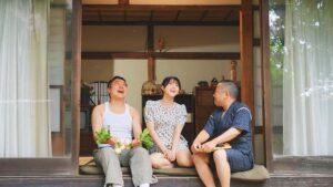 集落で若い娘は私だけ 村民を勃起させたら「ヌイてあげないといけない」という掟があります。そんで私は移住先のおじさん達の性処理をするハメになりました。-2