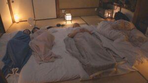 レズ性癖のある再婚相手の連れ子と川の字で雑魚寝していると隣からぴちゃぴちゃと水音が…ふと見てみるとレズに及んでいる美人姉妹が！思わずフル勃起してしまい、挙句見ていたのがバレると美人姉妹は微笑みながらオヤジチ〇コにむしゃぶりついた！花守夏歩/小日向める-4
