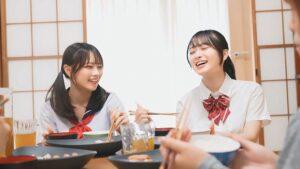 レズ性癖のある再婚相手の連れ子と川の字で雑魚寝していると隣からぴちゃぴちゃと水音が…ふと見てみるとレズに及んでいる美人姉妹が！思わずフル勃起してしまい、挙句見ていたのがバレると美人姉妹は微笑みながらオヤジチ〇コにむしゃぶりついた！花守夏歩/小日向める-8