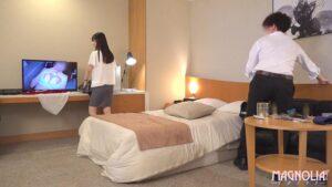 『出張先のホテルで憧れの女先輩とまさかの相部屋宿泊!次々に巻き起こるエッチなハプニングにどこまで発展してしまうのか!?』優しいキレかわ先輩と勢いでイチャラブSEX☆途中でゴムを外して快楽に溺れながら互いに腰を振りまくる♪【街角素人モニタリング♯まい】-4
