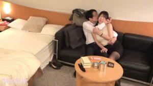 『出張先のホテルで憧れの女先輩とまさかの相部屋宿泊！次々に巻き起こるエッチなハプニングにどこまで発展してしまうのか!?』色気ムンムンな先輩と勢いでガチンコSEX☆ダメと言いながら膣内に射精すまでお互い腰を振りまくる♪【街角素人モニタリング♯さおり】-3
