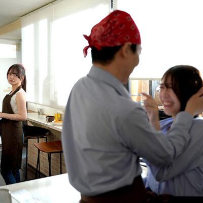 スキマバイト逆NTR　既婚店長を密着乳首責めで横取りする小悪魔カフェ店員 甘夏唯-6